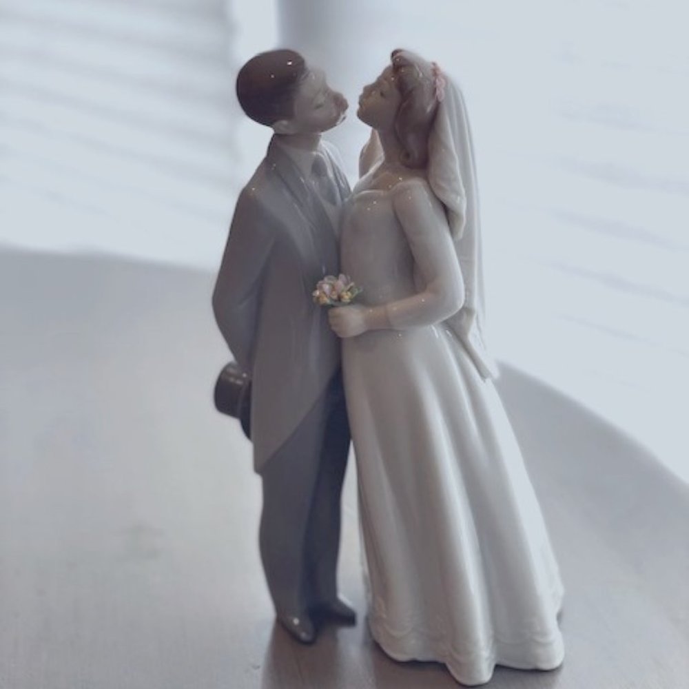 Lladro Porcelain Figurine: Beso De Boda